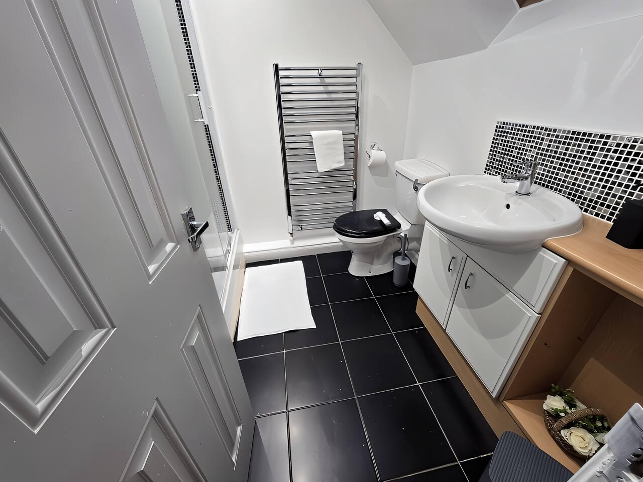 2ndHomeStays-Bilston - Contractor-Friendly House5